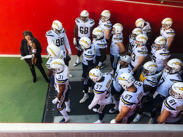 通过积极的 通过积极的